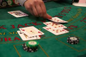 Permainan Sic Bo langsung di studio profesional slot90 dengan dealer dan tiga dadu